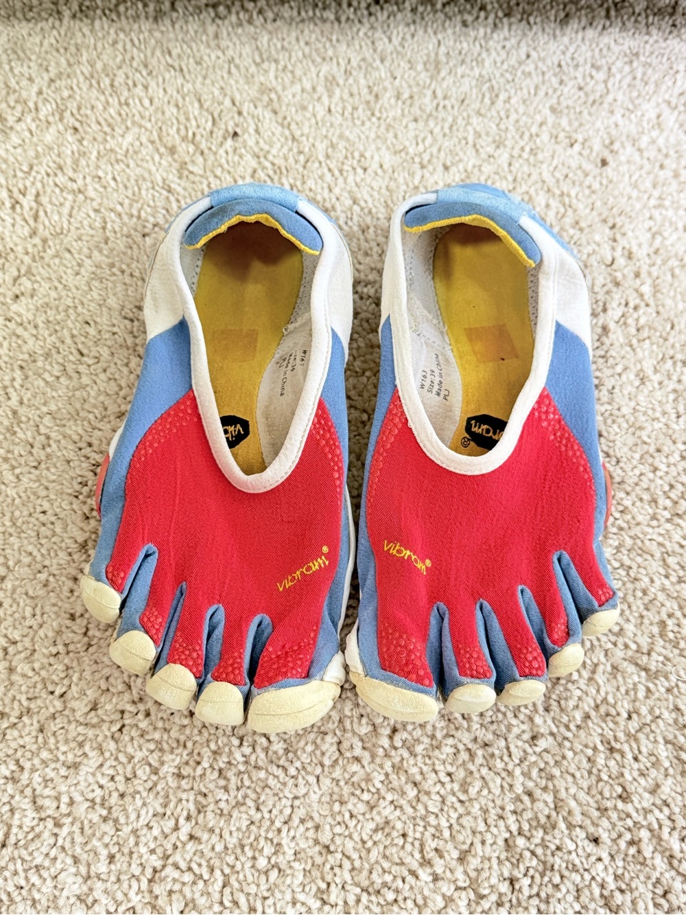 Vibram FiveFingers Women's Size 39 Red Blue White Barefoot Toe Shoes Rare
